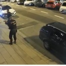 Agresívny muž s nožom v ruke zaútočil na policajtov. Tí cudzinca nekompromisne spacifikovali