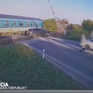 K tragédii chýbali centimetre. Vodič vošiel na železničné priecestie, vlak ho minul len o vlások
