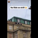 Streľba v Prahe: Študenti na rímse, výstrely zo strechy, všade množstvo policajtov