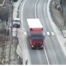 Polícia zverejnila zábery z dronových kontrol. Padajúce kusy ľadu z kamiónov mali vážne následky