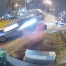 Ako raketa! Vodič zázračne preletel nad kruhovým objazdom