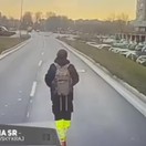 Opitý kolobežkár vybrzďoval autobus. Pozrite si, ako nešťastne to dopadlo