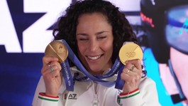 Šťastná lyžiarka Federica Brignoneová s dvomi zlatými medailami