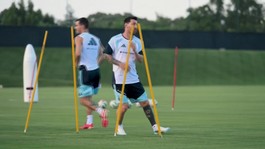 Messi so spoluhráčmi na tréningu, pripravujú sa na obhajobu titulu