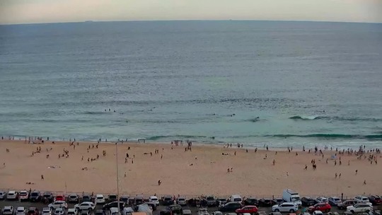 Útek ľudí pred smrteľnou streľbou na pláži Bondi v Sydney zachytila pobrežná kamera