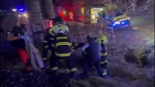 Záchranári pomáhajú zraneným po zrážke vlakov