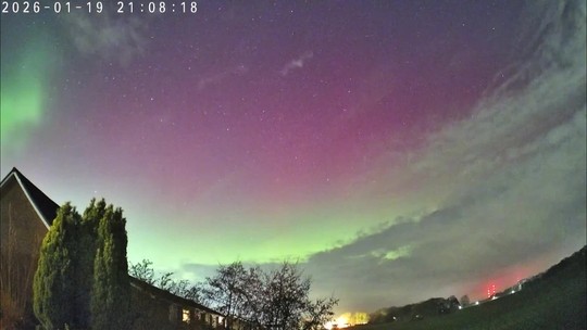 Pozrite si jedinečné farebné divadlo na oblohe. Polárnu žiaru bolo možné pozorovať aj zo Slovenska