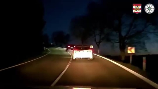 Takéto nebezpečné manévre často vedú k ťažkým nehodám. Udiali sa priamo pred očami policajtov
