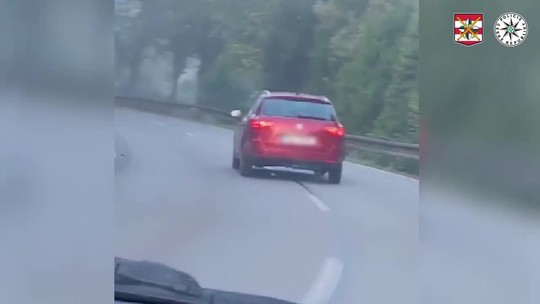Podozrivú jazdu zachytila kamera druhého auta. Vodič nafúkal takmer šesť promile