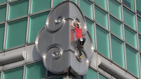 Američan bez istenia vyliezol na 500 m mrakodrap. Ak spadnem, zomriem