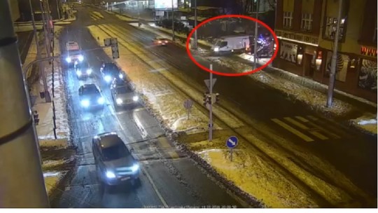 Opitý šofér nabúral do lampy a zhasla celá ulica. Pozrite si, čo potom vyviedol policajtom