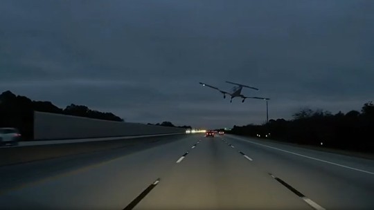 Lietadlo núdzovo pristálo na rušnej floridskej diaľnici. Zdemolovalo auto