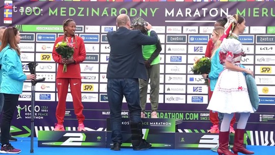 Pódiový ceremoniál s víťazmi košického maratónu