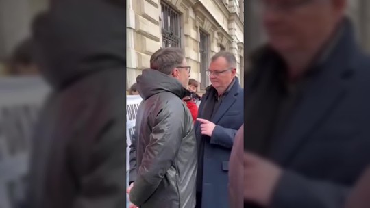 Ekoaktivisti blokujú vstup do budovy envirorezortu. Ekofanatici, reagoval Taraba