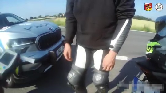 Kuriózna situácia: motorķár zaspal na naštartovanom motocykli uprostred križovatky