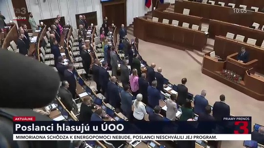 Opozícia počas hlasovania o prelamovaní veta prezidenta spievala na protest hymnu