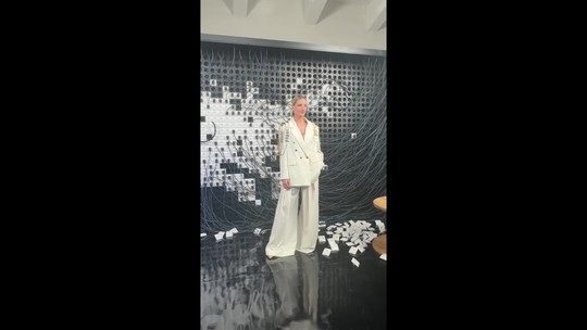 Adela Vinczeová ako módna múza s popolom na ramenách. Takto moderovala ceny za umenie