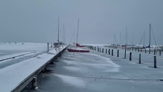 Silný vietor a mráz úplne zmenili obľúbenú pláž Den Permanente v Aarhuse v Dánsku.