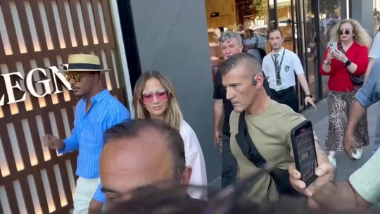 Jennifer Lopez v kratučkých šortkách v Istanbule. Strážiť ju museli dvaja ochrankári
