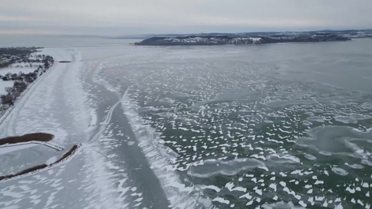 Jedinečný pohľad, ktorý sa tak často neopakuje: Balaton zamrzol