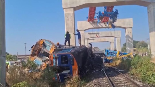 V Thajsku sa zrútil žeriav na idúci vlak