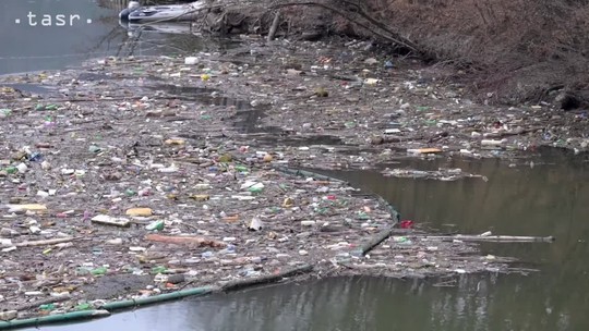 Ružín je opäť zaplavený odpadom