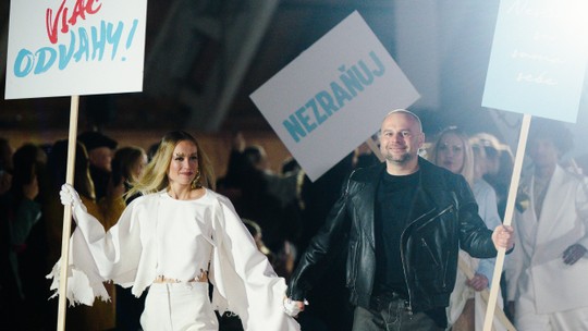 Ver!, Viac odvahy! aj tichá sila. Dizajnér Holubec poslal na mólo manifest. Toto je jeho reakcia na dianie v krajine