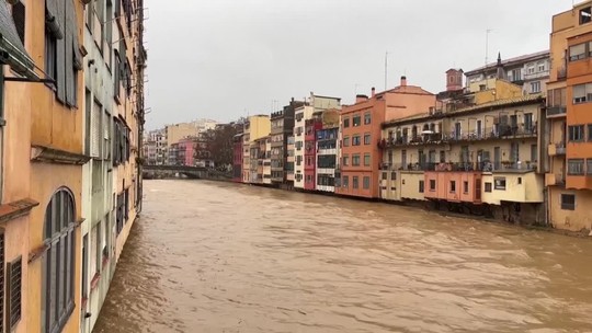 Divočina v Španielsku. Rieka stúpla k oknám domov, pobrežie bičujú obrie vlny
