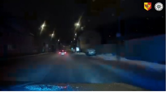 Drzý vodič unikal policajtom v meste 150-tkou na zľadovatenej ceste. Nakoniec skúsil na nich smiešny trik