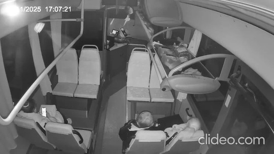 Pri Košiciach narazil autobus do stromu. Polícia zverejnila autentické zábery