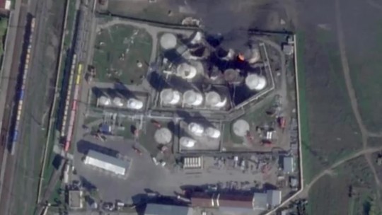 Rekordná intenzita ukrajinských úderov v Rusku. Satelitné snímky ukazujú rozsah škôd