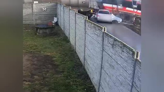 Desivé video zrážky s vlakom. Takto to vyzerá, keď niekto ignoruje signalizáciu