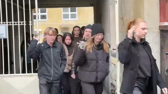 Nespokojní študenti protestne štrngali Ficovi kľúčmi