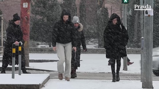 Do hlavného mesta sa vrátila zima, Bratislavčanov prekvapilo sneženie