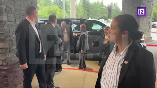 Lavrov prišiel na samit v mikine ZSSR