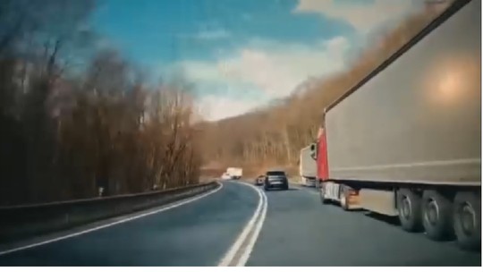 Počas predbiehania vytlačil vodiča do protismeru. Od tragédie ich delili len zlomky sekúnd