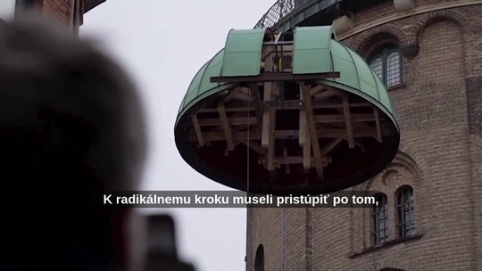 Kodaň prišla o svoju korunu: Slávnej Okrúhlej veži odmontovali kupolu, vznášala sa nad hlavami davu