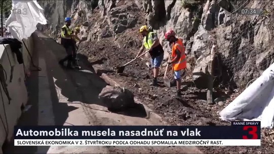 Práce pod Strečnom budú pokračovať dva mesiace. Automobilka vozí zamestnancov vlakom