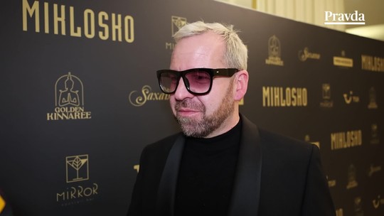 Dámy sú dnes na plesoch príliš nahé, hovorí Fero Mikloško. V novej kolekcii však ukázal priehľadný sexepíl aj on