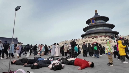 Zabudnite na „vztýčené prsty“: Svetom sa šíri bizarný hit, fotenie v ľahu na zemi