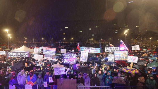 Opozičné aj občianske zhromaždenia k 17. novembru napriek dažďu prilákali desaťtisíce ľudí