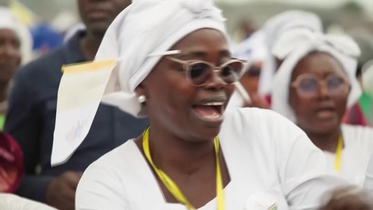 Pápeža v Afrike vítajú ľudia aj spevom