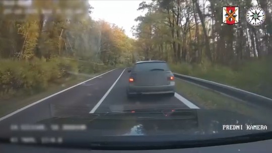 Divoká naháňačka za BMW. Chceli prekabátiť policajtov, pritom ale spravili zásadnú chybu