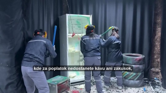 Otravný sused, stres v škole, zmeškané lietadlo? V Dome hnevu sa zlosť legáne ventiluje demolovaním chladničiek a tanierov