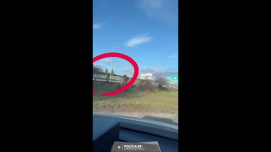 Veselo po diaľnici. Policajti na D1 ratovali život riskujúceho kolobežkára