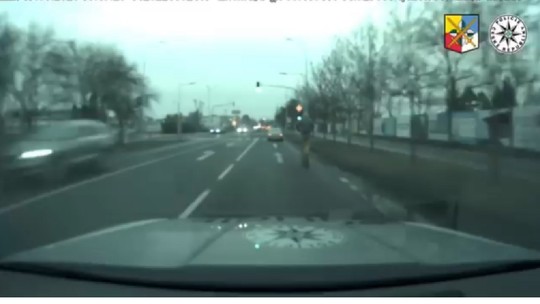 Muž unikal policajtom na elektrokolobežke. Jeho dobrodružstvo sa skončilo až nárazom do auta
