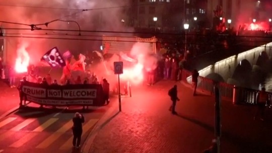 Protestujúci nechcú Trumpa v Davose, zasiahli aj vodné delá