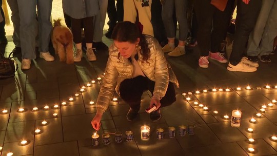 Ľudia zapaľujú sviečky obetiam masakry v Sydney