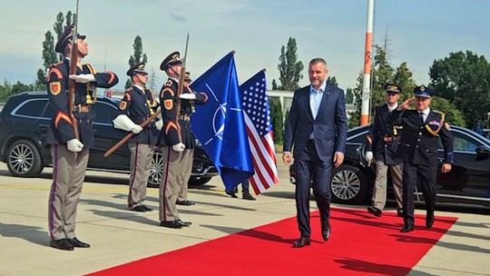 Na stole budú Rusko aj Čína. Pellegrini odletel na summit NATO do Washingtonu