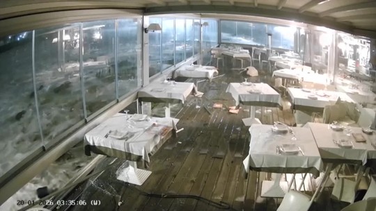 Vlny sa prehnali reštauráciou ako cunami